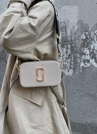 Сумка через плече / marc jacobs dark beige logo / жіноча сумка