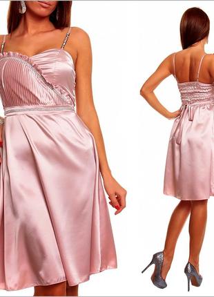 Нежно-розовое платье с камнями