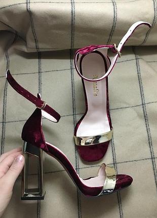 Туфли с эффектным каблуком👠