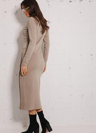 Жіноча трикотажна сукня-міді з високим розрізом на кнопках в гусячі лапки2 фото
