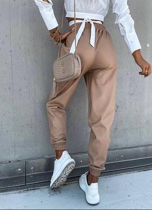 Сногсшибательные кожаные джоггеры, цвет: беж, черный, размер: 42-44, 46-48