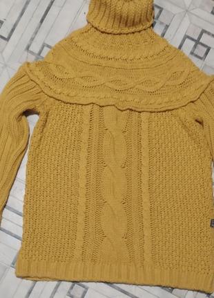 Яркий теплый шертяной свитер.