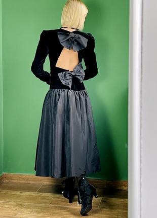 Вінтажна сукня міді з чорного оксамиту з відкритою спиною та акцентними бантами