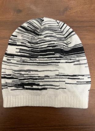 Біла з чорною полоскою тепла  шапка тоненька з бубонами