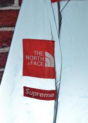 Куртка supreme x tnf the north face рефлективна вітрівка сіра з червоним чоловіча / жіноча9 фото