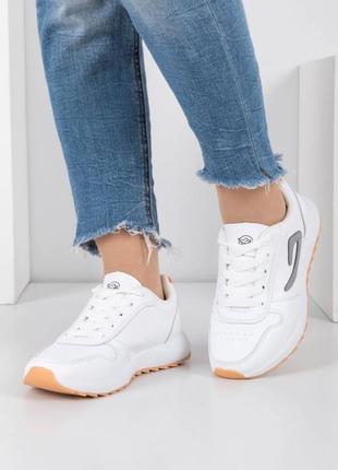 Стильные белые кроссовки на толстой подошве модные кроссы
