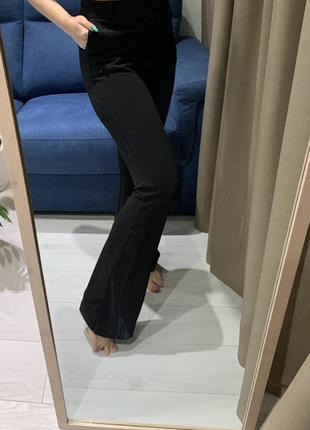 Крутые женские стильные черные штаны клеш от колен с разрезами внизу2 фото