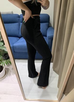 Крутые женские стильные черные штаны клеш от колен с разрезами внизу3 фото