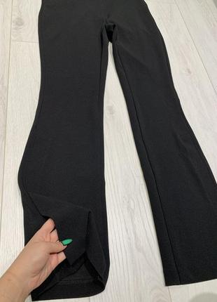 Крутые женские стильные черные штаны клеш от колен с разрезами внизу4 фото