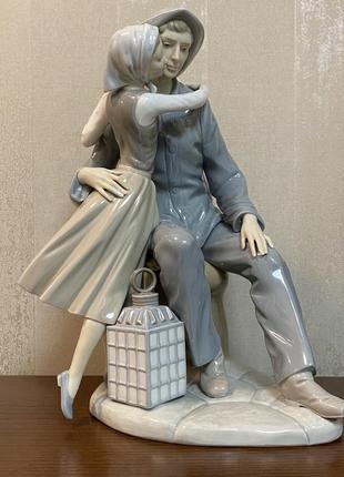 Фарфоровая статуэтка lladro «поцелуй».