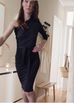 Утонченное, сексуальное чорное маленькое платье