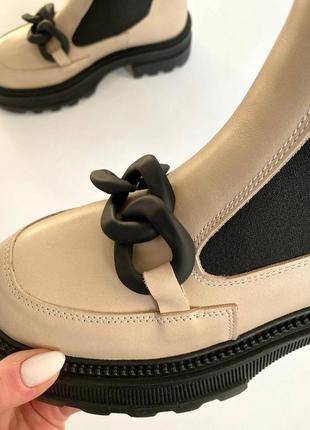 Кожаные женские сапоги челси на байке натуральная кожа тренд демисезон осень весна черно бежевые ботинки светлый беж с цепью4 фото