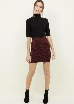 Красивая стильная юбка трикотажная мини цвета марсала в модный принт аналитический