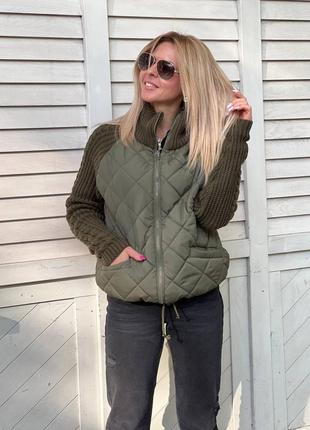 Куртка с вязаными рукавами находится в 6-ти цветах