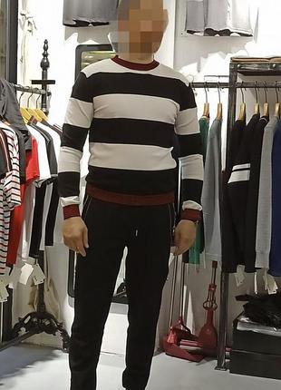 Мужской пуловер в полоску