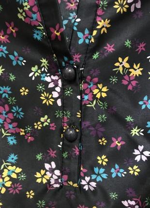 Очень красивая и стильная брендовая блузка в цветочках.