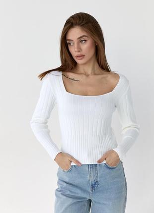 Укороченная кофта в рубчик с квадратным вырезом.