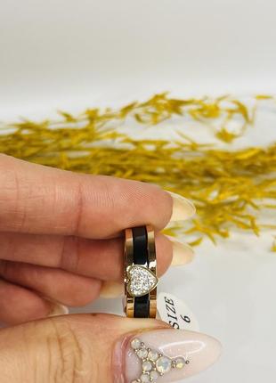 Чёрное женское кольцо из керамики с сердечком нержавеющая сталь3 фото