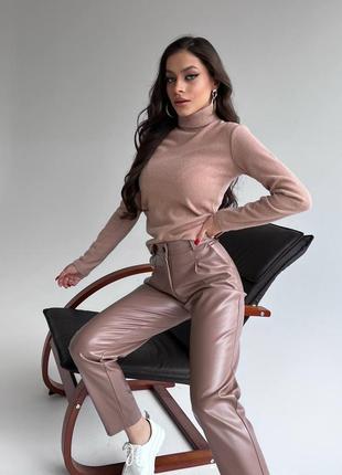 Бежевый гольф в рубчик свитер водолазка