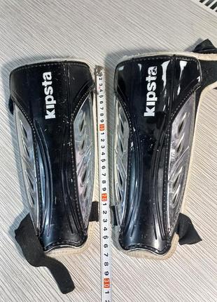 Футбольні щитки.