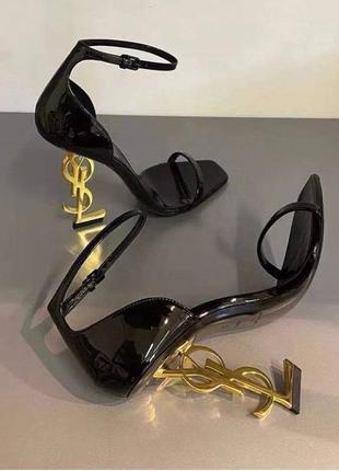 Женские черные босоножки в стиле yves saint laurent ysl opyum на фигурном золотом каблуке кожа