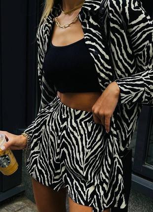 Чудесный костюм зебра, шелк ( рубашка+ шорты) размер: 42-44, 44-46