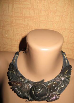 Женственное, романтичное колье ручной работы из кожи.