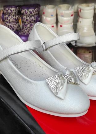 Белые туфли для девочки праздничные с бантиком под платье