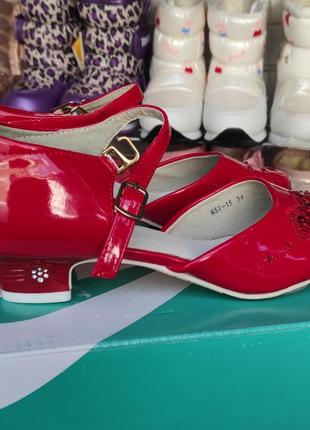Туфли красные на каблуке для девочки3 фото