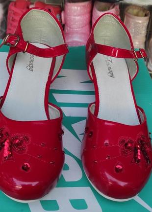 Туфли красные на каблуке для девочки4 фото