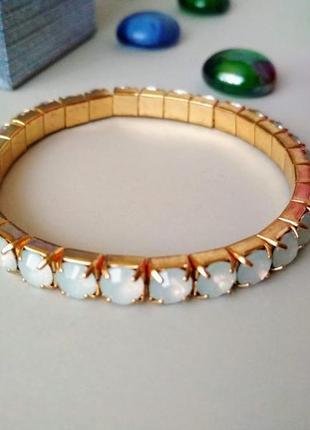 Браслет з блакитними камінцями на гумці