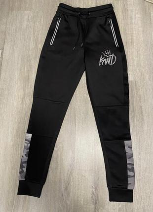 Дуже круті спортивні штани .в ідеальному стані
