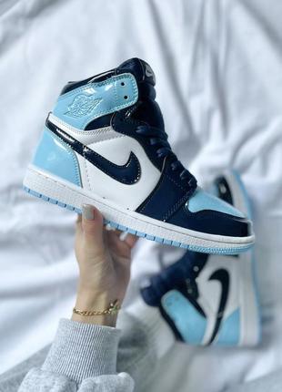 Крутезні жіночі високі кросівки nike air jordan retro 1 high patent blue блакитні з синім лаковані