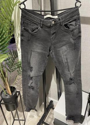 Шикарные крутые фирменные серые джинсы с рваностями denim &co
