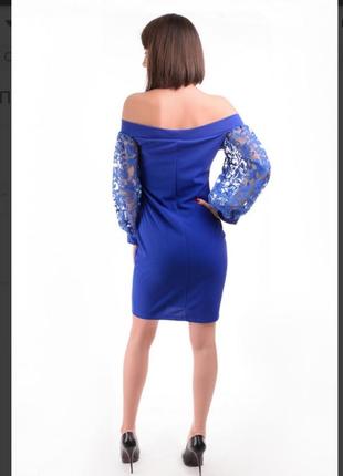 Синее платье с открытыми плечами с гипюровыми рукавами2 фото