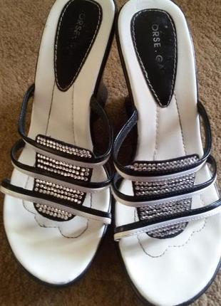 Шльопанці, босоніжки, сабо