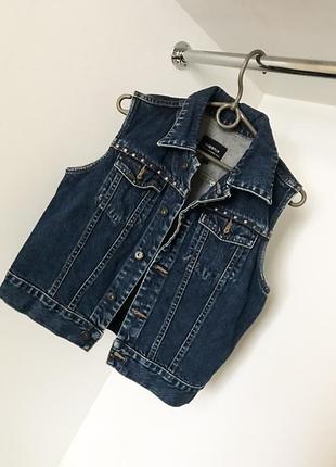 Жіноча синя джинсова жилетка із заклепками на гудзиках