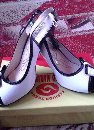 Босоніжки жіночі