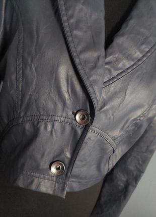 Стильная укороченная кожаная куртка темно синего цвета2 фото