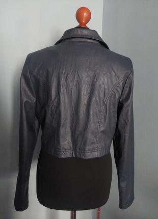 Стильная укороченная кожаная куртка темно синего цвета3 фото