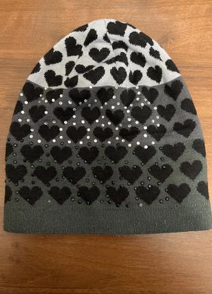 Черная с серым шапка с сердечками тепла1 фото