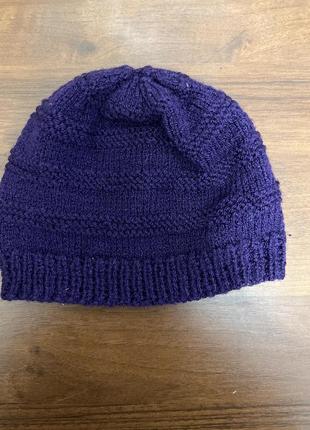 Фиолетовая вязаная шапка женская