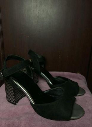Босоножки на широком каблуке