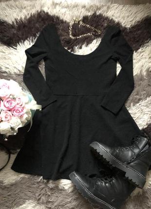 Яскрава нова блискуча чорна сукня