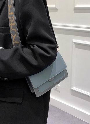 Жіноча класична сумочка через плече крос-боді на широкому ремінці блакитна5 фото