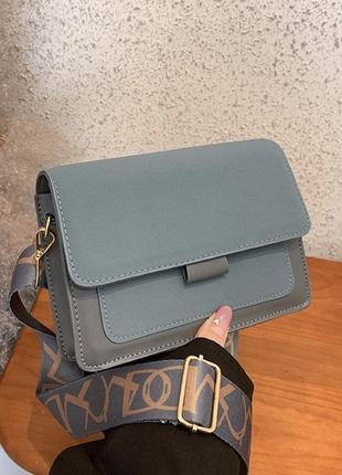 Женская классическая сумочка через плечо кросс-боди на широком ремешке голубая7 фото