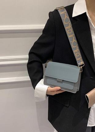 Женская классическая сумочка через плечо кросс-боди на широком ремешке голубая3 фото