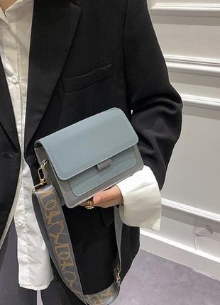 Женская классическая сумочка через плечо кросс-боди на широком ремешке голубая4 фото