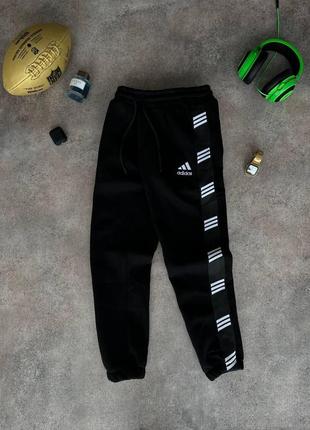 Мужские зимние спортивные штаны adidas черные на флисе с лампасами адидас
