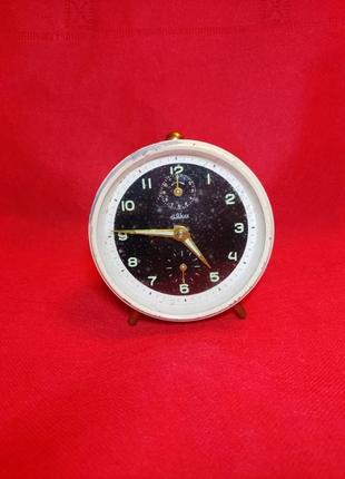 Годинник,будильник alka.германія.робочий,стрілки позолота з фосфором.
